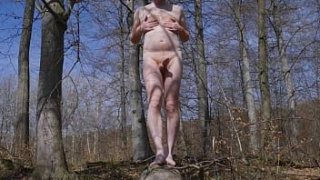 play Masturbación desnuda al aire libre en el bosque