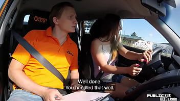play Babe in het openbaar geneukt en gelikt buiten in de auto door rijleraar