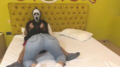 play La espeluznante mamada de Halloween de Ghostface: la morena se vuelve profunda