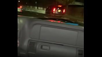 Jouer Bbw utilise publiquement un jouet rose dans la voiture et des orgasmes sur le siège passager