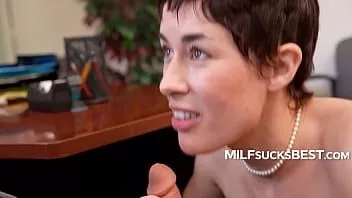 play Milf sorteert bureaucratie met pijpen (olivia glas)