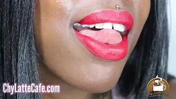 تشغيل Chy Latte نائب الرئيس في جميع أنحاء شفتي الحمراء Joi - أحمر شفاه أحمر شفاه كامل خشب الأبنوس فيمدوم بوف