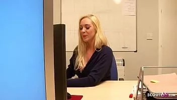 Riproduci La calda segretaria adolescente victoria seduce il collega a scopare in ufficio