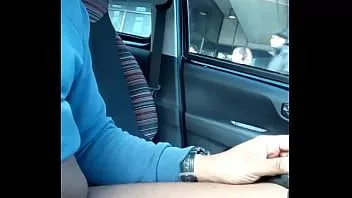 চালান শহরের রাস্তায় গাড়িতে হাঁটা মোরগ 5