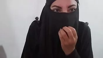 Riproduci Il vero halal arabo arrapato in niqab nero si masturba spruzzando la figa fino all'orgasmo e pecca contro allah