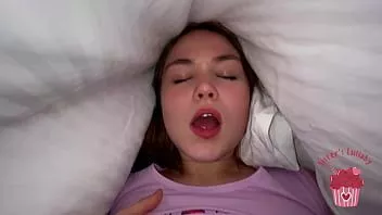 play Pieprzę mojego przyrodniego brata pod kołdrą