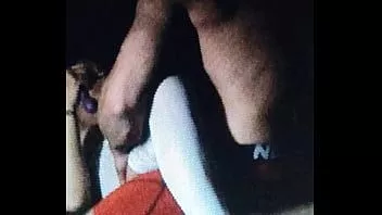 play Die Partnerin masturbiert mit Vibrationen an ihrer Klitoris, bis sie ihren Höhepunkt erreicht
