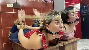 Redare Hotties hogtied se distrează fiind două fete legate și călușate în robie strânsă