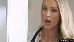 play Emma Hix, a médica loira, não consegue resistir a uma foda hardcore no escritório