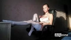 play Стройная девушка в белых чулках трахает пальцами ее идеальную задницу и мокрую киску