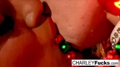 play Charley Chase und Heather Carolines heiße lesbische Begegnung
