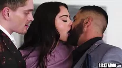 Putar Biseksual Threesome dengan Remaja Sophia Burns dan Keterampilan Blowjobnya yang Sempurna