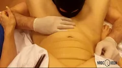 play Freche Krankenschwester wird nass und wild mit Latexhandschuhen