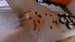 Reproducir Comiendo sushi con una estrella porno adolescente desnuda: sexo anal y coño lamiendo porno!