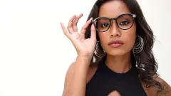 চালান কার্ভি এশিয়ান পুত্রি সিন্টা দুষ্টু হয়ে যায়, তার ছোট্ট ভগ দেখায়