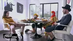 Redare Adunarea de familie obraznică se transformă într -o orgie aburită