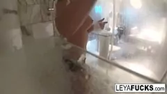 Reproduzir Hora do banho de Leya Falcon: uma visão de perto de sua buceta e seios