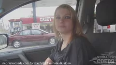 Reproducir Adolescente de apenas 18 años con frenillos se moja y se vuelve salvaje en público