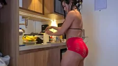 تشغيل الخادمة اللاتينية ذات المؤخرة الكبيرة والثدي الكبير تم القبض عليها وهي تمارس الجنس عن طريق الفم والشرج مع رئيسها في المكتب