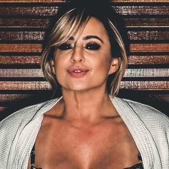 अभिनेता Cassiana Costa